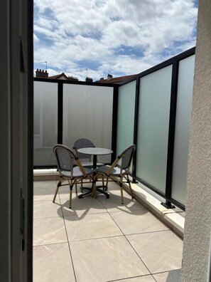 Desk, laptop workspace, free WiFi, bed sheets - Pavillon 92 (La Garenne-Colombes)