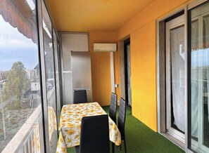 Outdoor dining - Studio with veranda, 5min walk to the beach (Nice)