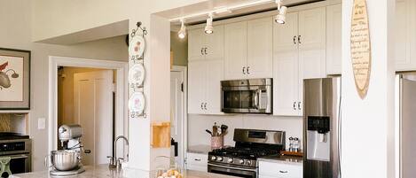 Microondas, horno, parrilla de estufa y lavavajillas