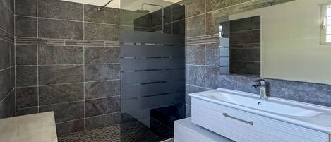 Douche, séchoir à cheveux, serviettes fournies, savon