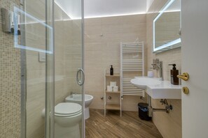 Een douche, een haardroger, handdoeken