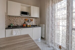 Fridge, microwave, stovetop, electric kettle - Sant'Oronzo Modern Town House Apartment with Wi-Fi and Air Conditioning (Lecce)