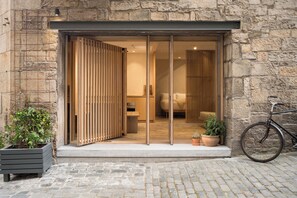 Exterior detail - Porteous Studio - An apartment for two in the heart of Edinburgh's Old Town. (Edinburgh)