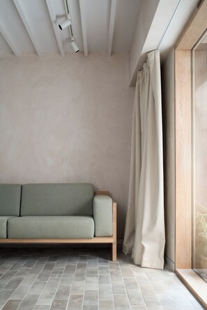 Living area - Porteous Studio - An apartment for two in the heart of Edinburgh's Old Town. (Edinburgh)