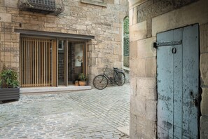 Exterior detail - Porteous Studio - An apartment for two in the heart of Edinburgh's Old Town. (Edinburgh)