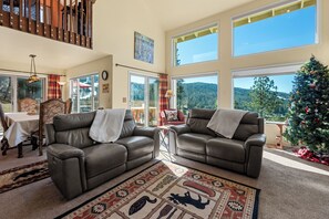 Smart TV, fireplace, ping pong - Beautiful Lake & Slope Views! Hot Tub! Game Room! 4th of July FIREWORKS VIEW! (Big Bear Lake)
