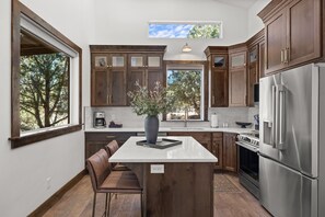 冷蔵庫、電子レンジ、オーブン、コンロ