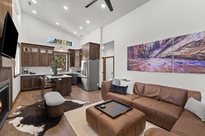 Smart TV, fireplace - Narrows Nest: King Bed, Hot Tub & Fireplace (Orderville)