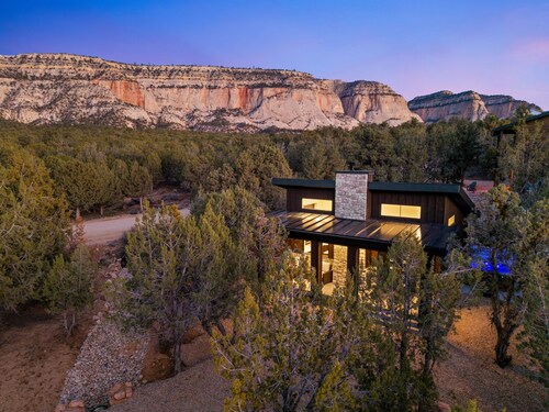 Narrows Nest: King Bed, Hot Tub & Fireplace