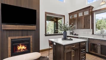 Jääkaappi, mikroaaltouuni, uuni, liesi