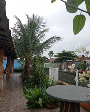 Terrace/patio - Beach retreat with pool, barbecue, and pool table. (Pontal do Paraná)