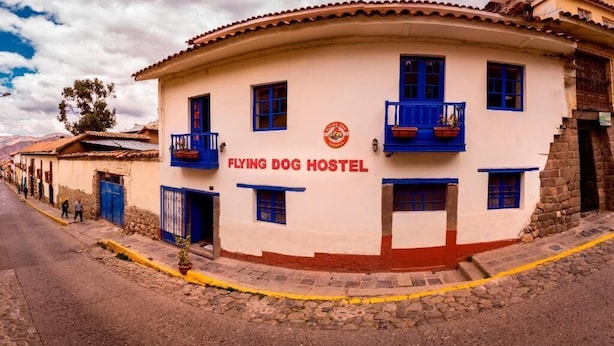 A building with a sign reading "FLYING DOG HOSTEL". - Flying Dog Hostel Cusco (Cusco)