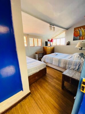 Habitación Premium doble, varias camas, baño privado, vistas a la ciudad