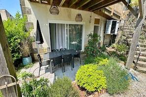Outdoor dining - Central Alpine Stay for 3 (Mont-Dore)