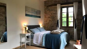 4 bedrooms, iron/ironing board, WiFi, bed sheets