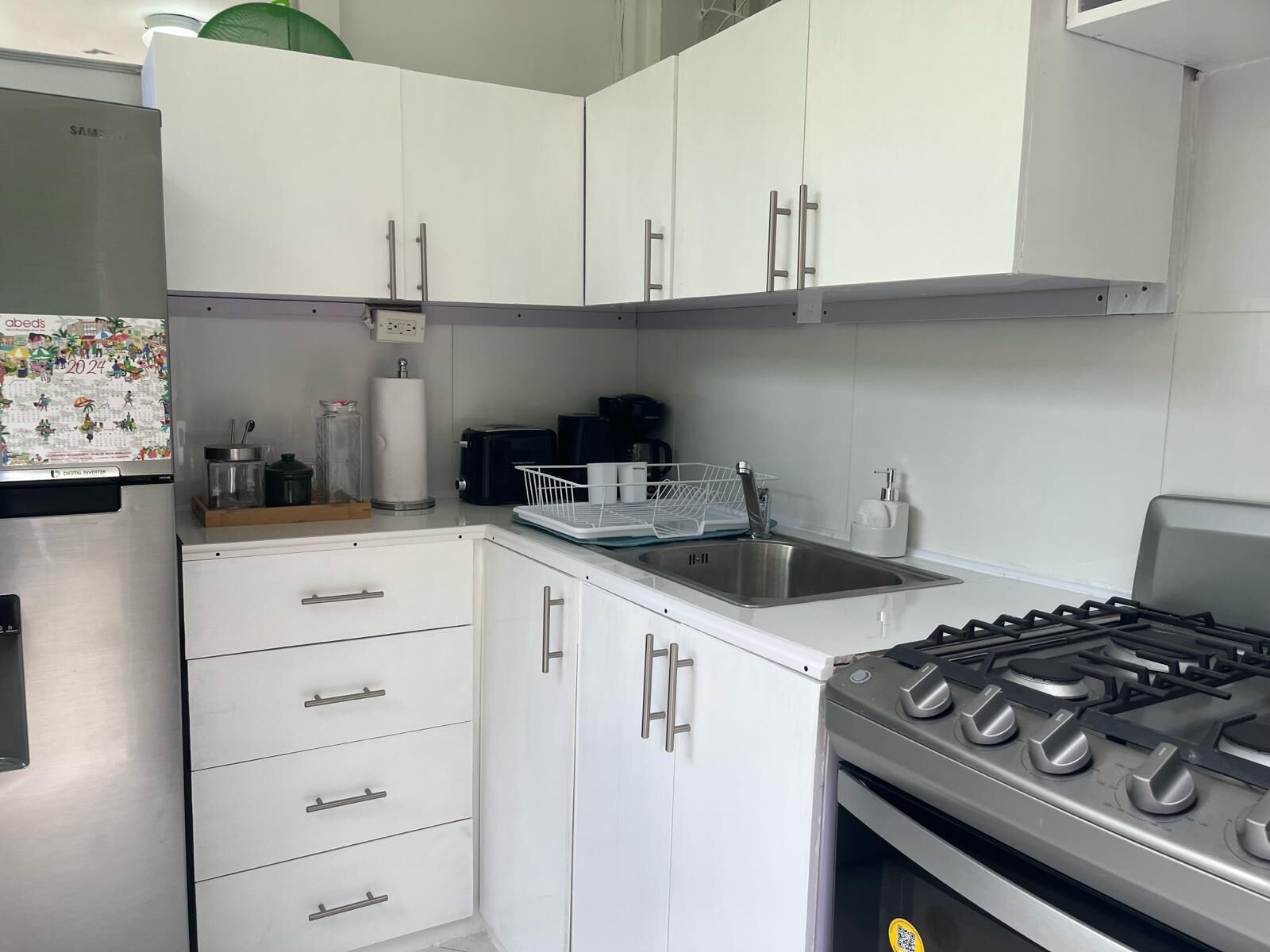 Microondas, horno y placa de cocina