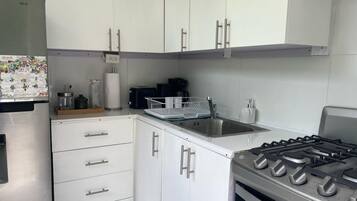 Microondas, horno y placa de cocina