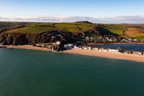 Beachfront Bliss, Sea Views, Parking, Dogs Welcome