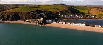 Beachfront Bliss, Sea Views, Parking, Dogs Welcome