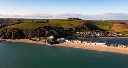 Beachfront Bliss, Sea Views, Parking, Dogs Welcome