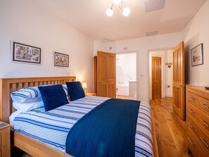 2 عدّة غرف نوم ومكواة/لوح كي وواي فاي مجانًا وملاءات أسرّة