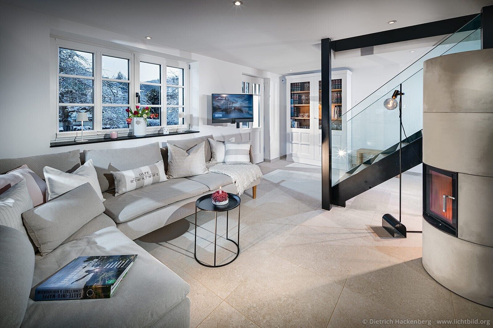 Televisión y chimenea 