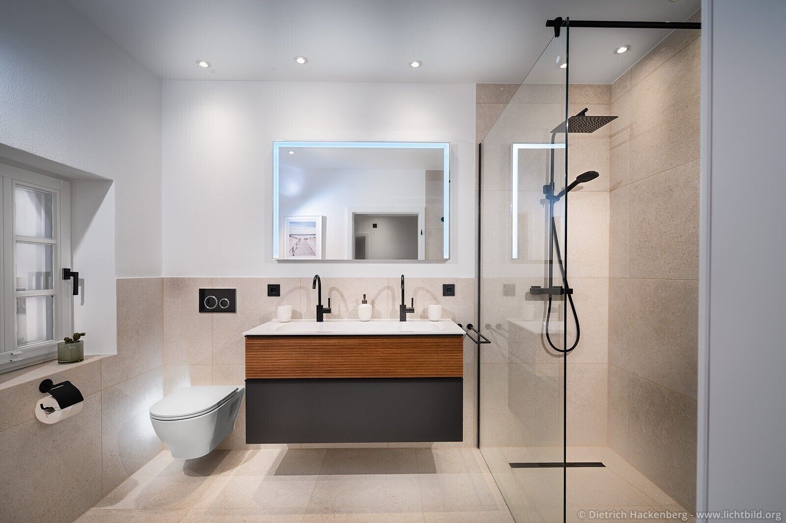 Regadera, secadora de cabello, toallas 