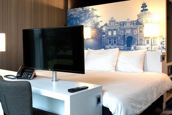 Unit with 2 Single beds. Exact unit will be assigned upon arrival. Views, colors, and decor may vary.