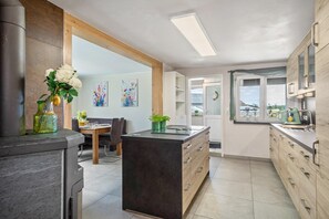 Kylskåp, ugn, spishäll och diskmaskin