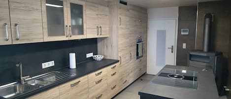 Réfrigérateur, un four, surface de cuisson, lave-vaisselle