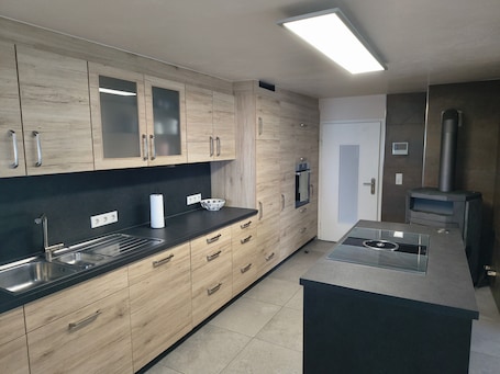 Kühlschrank, Ofen, Herdplatte, Geschirrspüler. Apartment kleine Auszeit mit Gemeinschaftsterrasse, Garten und WLAN