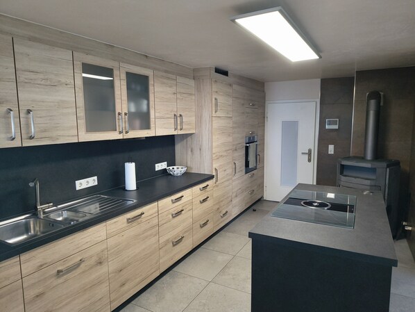 Réfrigérateur, un four, surface de cuisson, lave-vaisselle