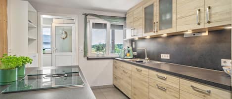 Fridge, oven, stovetop, dishwasher