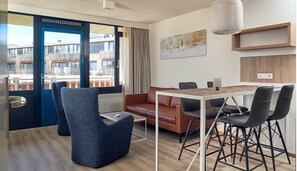 Unclassified image, 5 of 37, button