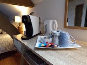 Lit avec matelas en mousse à mémoire, bureau