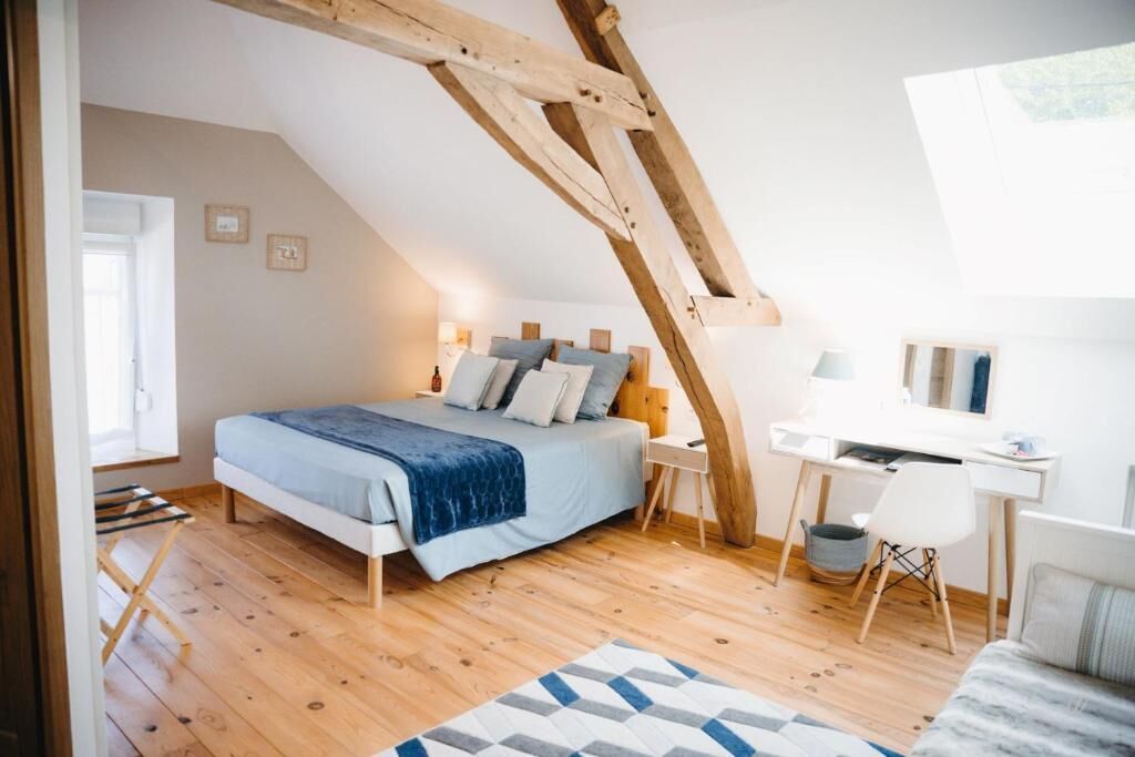 Betten mit Memory-Foam-Matratzen, Schreibtisch