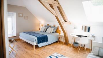 Betten mit Memory-Foam-Matratzen, Schreibtisch