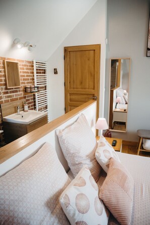 Romantic Double Room, 1 Katil Ratu (Queen), Garden View (Cocoon) | Busa memori, meja, ruang kerja komputer riba, kalis bunyi 