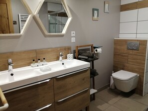 Kamar Double Deluks | Wastafel kamar mandi