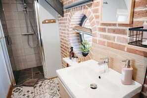 Habitación romántica doble, 1 cama de matrimonio, vistas al jardín (Cocoon) | Baño | Ducha, artículos de higiene personal gratuitos y secador de pelo