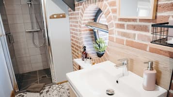 Superior tweepersoonskamer, uitzicht op tuin | Badkamer