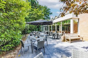 Outdoor dining - Relax in Comfort with Indoor Pool, Free Parking & Fun Games for All Ages (Lochem)