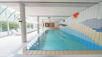 Innendørsbasseng og et oppvarmet basseng