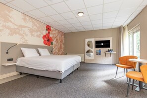 1 bedroom, iron/ironing board, free WiFi, bed sheets - Swim and Stay — Indoor Pool, Free Parking, and Great Games Right Inside (Lochem)