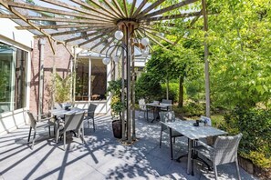 Outdoor dining - Relax and Rejuvenate — Indoor Pool, Free Parking, and Serene Comfort (Lochem)