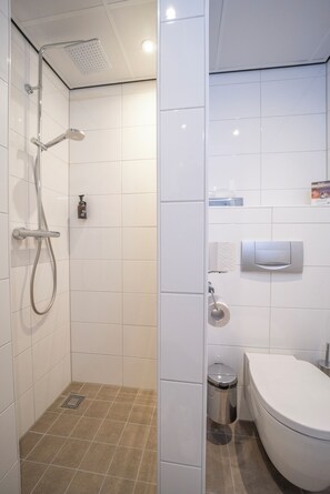 SĂšche-cheveux, serviettes fournies