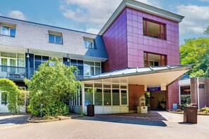 Exterior - Comfort Meets Convenience — Free Parking, Indoor Pool, and a Soothing Vibe (Lochem)