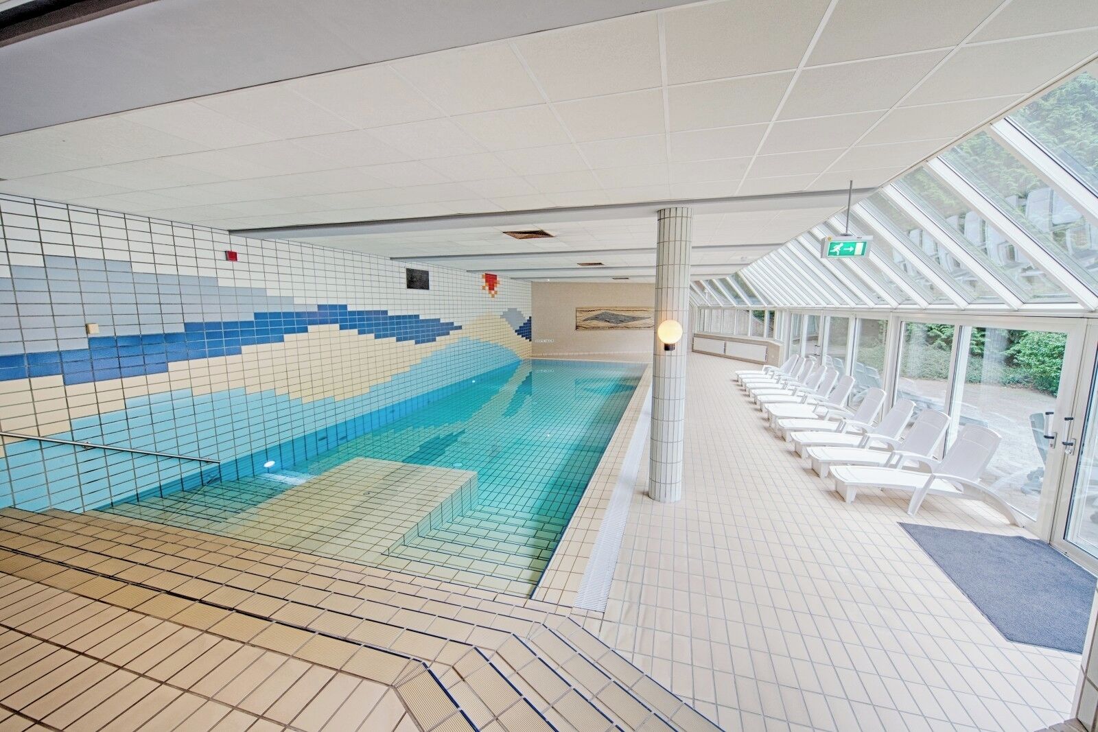 Een binnenzwembad, een verwarmd zwembad