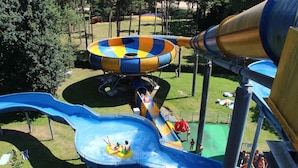 A water park with multiple slides and a large water tube slide. - Historic Vibes in Spacious Room – Close to City Adventures & Outdoor Adventure (Bosschenhoofd)