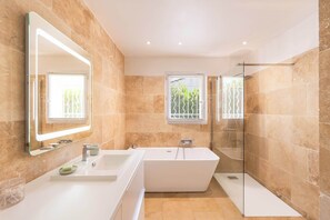 Shower, hair dryer, towels, shampoo - Mas Nove - Horizon Alpilles villa (Noves)